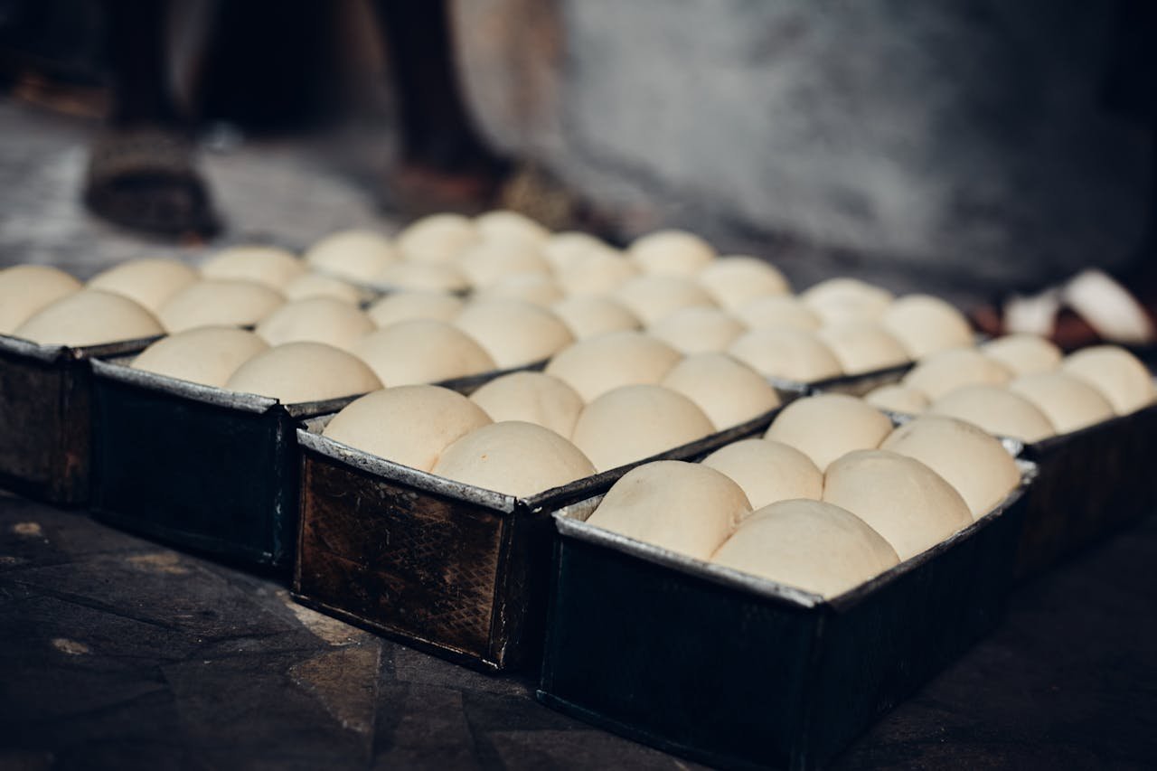 freshly-baked-bread-loaves-in-rustic-kitchen-33387835
