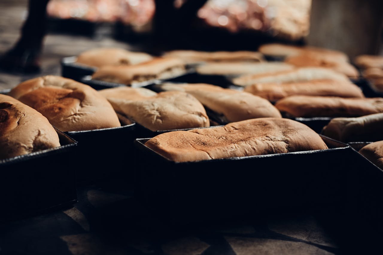 freshly-baked-bread-loaves-in-warm-bakery-setting-33387837